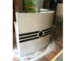 Quầy lễ tân trắng đen